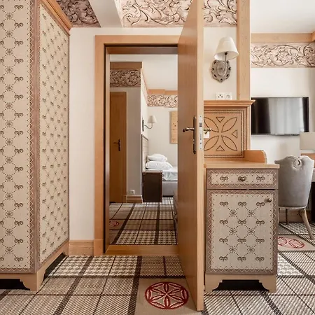 Aries & Otel